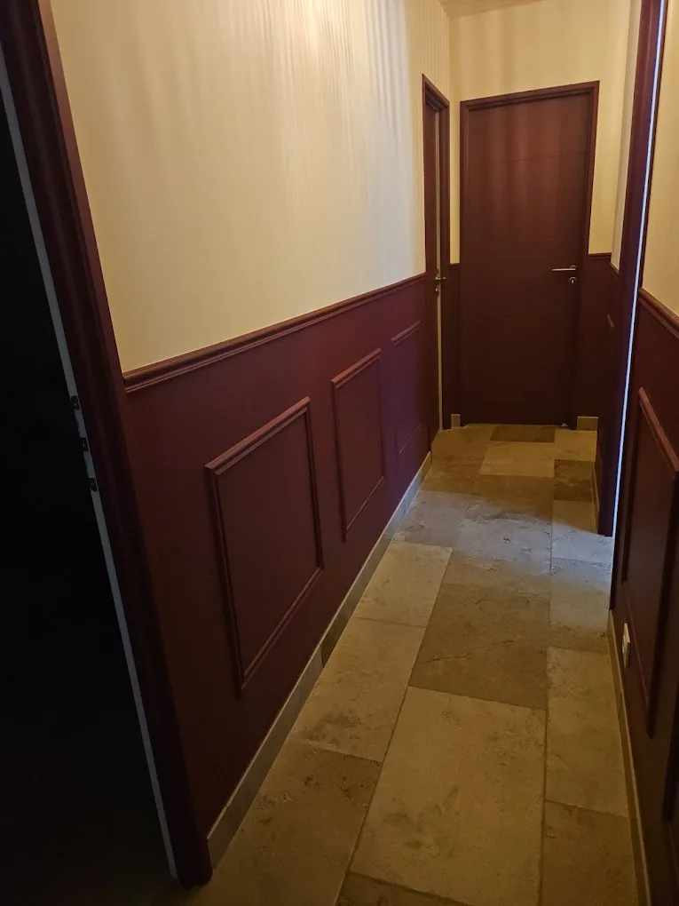 Couloir avec lambris bois foncé, peinture intérieure Zenna