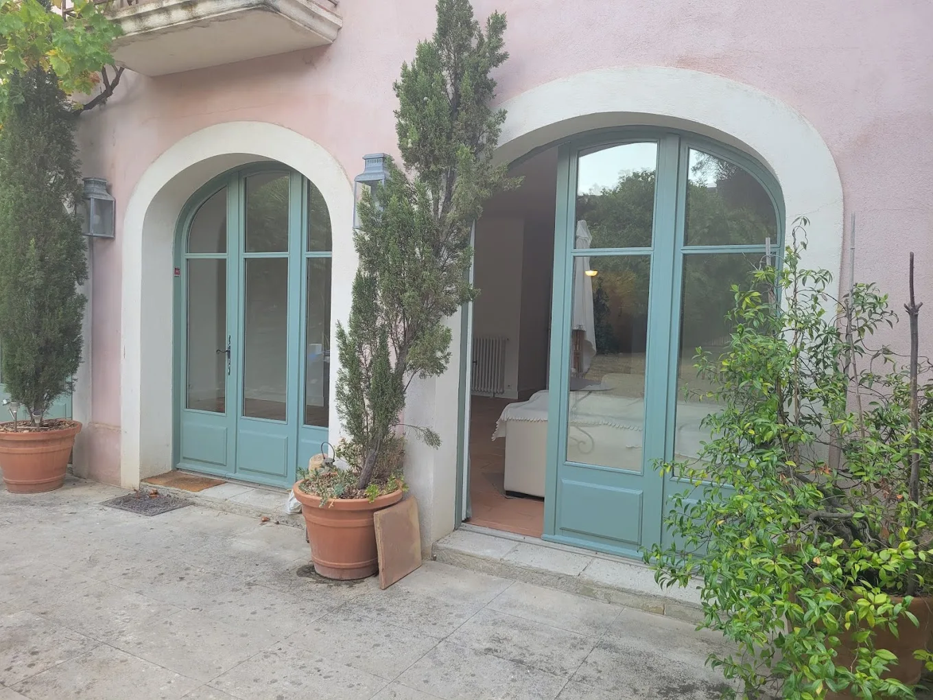 Façade provençale peinte avec arche, peinture extérieure Zenna